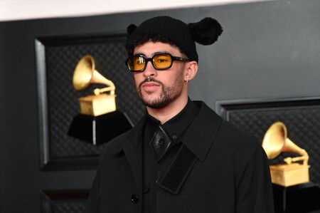 Bad Bunny abre la red carpet de los premios GRAMMY con un look en negro y falda