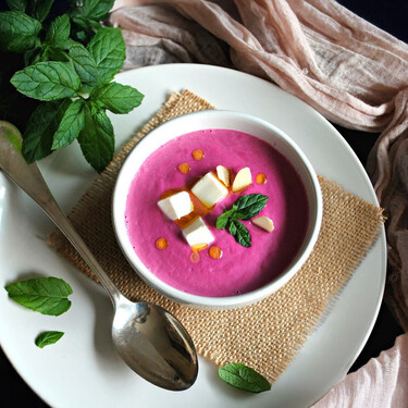 Receta de ajoblanco de remolacha, una sorprendente sopa fría lista en 15 minutos
