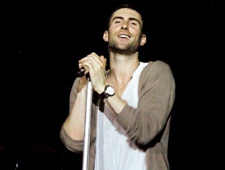 Adam Levine no sabe eso de "el que se pica, ajos come"