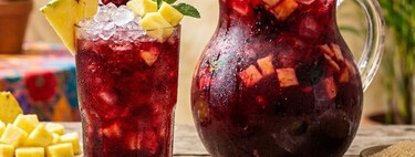 Cómo hacer agua de jamaica con cáscara de piña: una bebida para aprovechar toda la fruta y refrescarte  