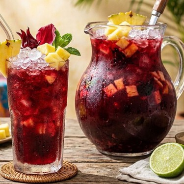 Cómo hacer agua de jamaica con cáscara de piña: una bebida para aprovechar toda la fruta y refrescarte  