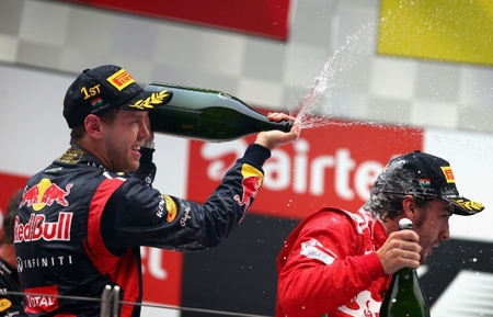 Sebastian Vettel gana en India por delante de Fernando Alonso