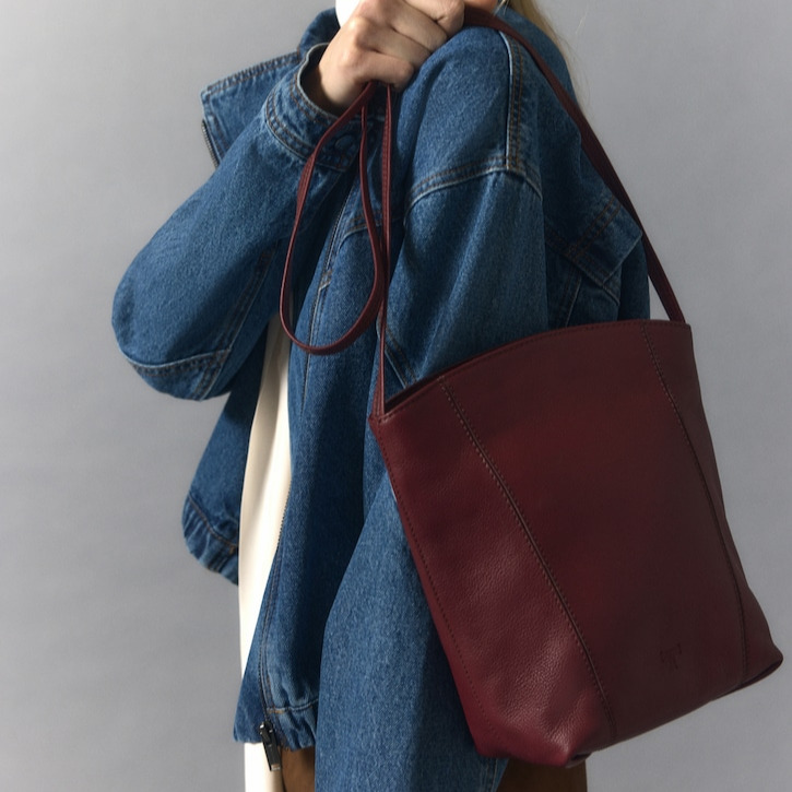 Latouche
Bandolera de piel con parte superior redondeada