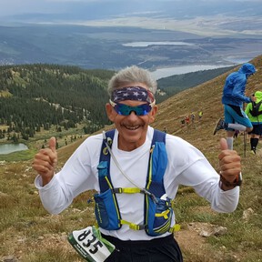 Con 80 años recién cumplidos, Bob Becker sigue corriendo ultramaratones. Y hace años que se hizo vegano