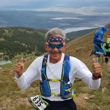 Bob Becker tiene 80 años, bate récords corriendo ultramaratones por el mundo y además es vegano