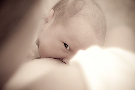 La lactancia materna reduce el riesgo de asma en la infancia
