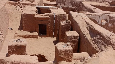 "¡Escucha, padre!" Descubren en Egipto una tumba de 1.700 años con un poema en griego y hechizos protectores