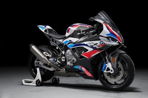 ¡Sorpresa! BMW M 1000 RR: alerones, 212 CV y sobredosis de fibra de carbono con el objetivo puesto en el WSBK