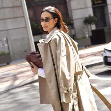 Skechers pone de moda las zapatillas blancas estilo años 70 para llevar con pantalones de lino  