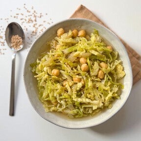 Repollo con garbanzos, una receta económica y fácil para comer con cuchara