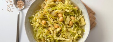 Repollo con garbanzos, una receta económica y fácil para comer con cuchara