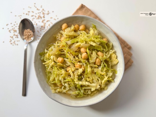 Repollo con garbanzos, una receta económica y fácil para comer con cuchara
