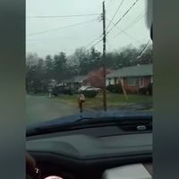 Un padre castiga a su hijo corriendo bajo la lluvia por hacer bullying y lo cuelga en las redes, ¿es un buen castigo?