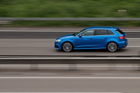 La industria automotriz alemana se niega a que impongan límites de velocidad en las Autobahn