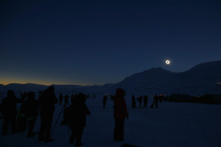 Viendo el eclipse solar desde Europa, y desde el espacio