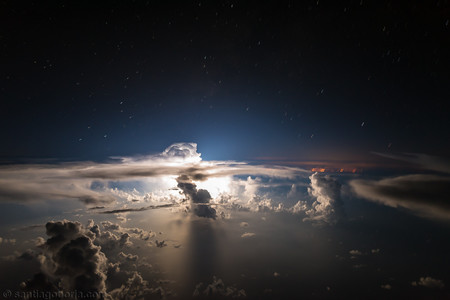 Impresionantes imágenes de tormentas captadas por un piloto desde la cabina del avión