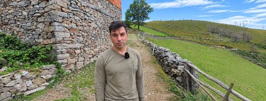 Virgilio, el joven que vive en plena montaña asturiana restaurando una cabaña abandonada con más de dos siglos de antigüedad: "Cuando la compré, pasé un detector de metales y encontré un maravedí de 1740" 