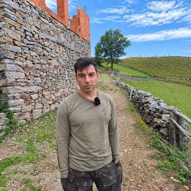 Virgilio, el joven que vive en plena montaña asturiana restaurando una cabaña abandonada con más de dos siglos de antigüedad: "Cuando la compré, pasé un detector de metales y encontré un maravedí de 1740" 
