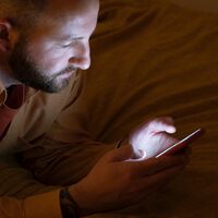 Qué pasa en tu cerebro cuando navegas con el iPhone y tres consejos para evitar que se vuelva compulsivo 