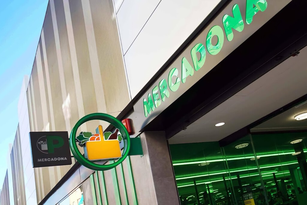 Mercadona es más rentable que nunca y también está cerrando tiendas por primera vez en años. Es una estrategia calculada