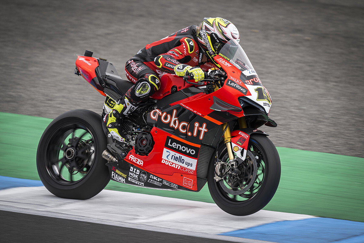 Álvaro Bautista le roba la cartera a Toprak Razgatlioglu sobre la bandera a cuadros para culminar la remontada en Estoril