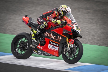 Álvaro Bautista le roba la cartera a Toprak Razgatlioglu sobre la bandera a cuadros para culminar la remontada en Estoril