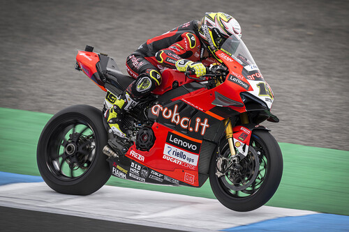 Álvaro Bautista le roba la cartera a Toprak Razgatlioglu sobre la bandera a cuadros para culminar la remontada en Estoril