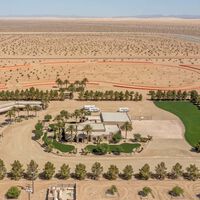 Adiós al aburrimiento. Si te sobran 15 millones y mucho tiempo, esta megamansión llena de coches, con circuito y pista de aterrizaje, es el paraíso de cualquier aficionado a conducir por tierra