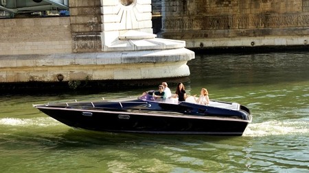 Renault ha reciclado las baterías viejas de sus coches eléctricos para crear el Black Swan, un barco recreativo