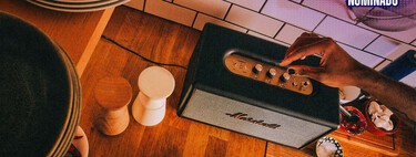 Bocina retro con sonido adaptativo y control para graves. Tiene botones físicos