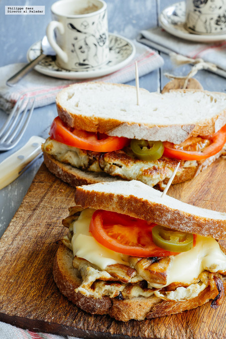 Sándwich de huevo con champiñones y cebolla. Receta fácil de desayuno