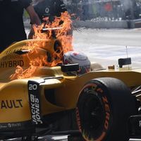 El coche de Magnussen estalla en llamas y causa el caos en el pitlane de Malasia