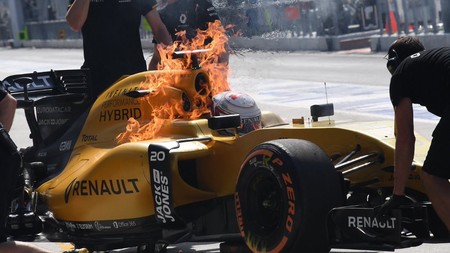 El coche de Magnussen estalla en llamas y causa el caos en el pitlane de Malasia