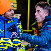Pedro Acosta fue al rancho de Valentino Rossi, y no de casualidad. Su futuro en KTM está negro, y Rossi le quiere fichar "cuanto antes"