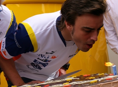 Felicita a Fernando Alonso, que hoy cumple 27 años