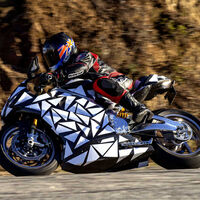 Esta moto eléctrica promete cargarse casi tan rápido como llenar un depósito de gasolina, y hasta 250 km por recarga