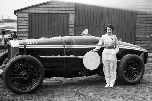 Kay Petre, la piloto que 'voló' a 215 km/h con su Delage V12 en el circuito de Brooklands