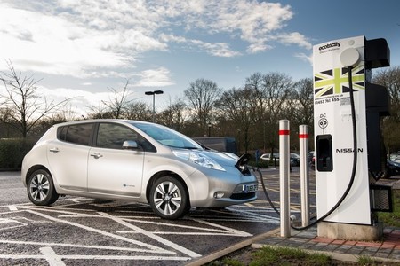 El Nissan LEAF se dispara en Inglaterra y el Renault ZOE está varado en Francia