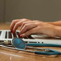 La sanidad del País Vasco usará IA para hacer la tarea más tediosa de los médicos: un plan que tratará de humanizar la atención