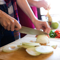 He probado el truco que arrasa en España para cortar la cebolla sin llorar y funciona: papel de cocina 