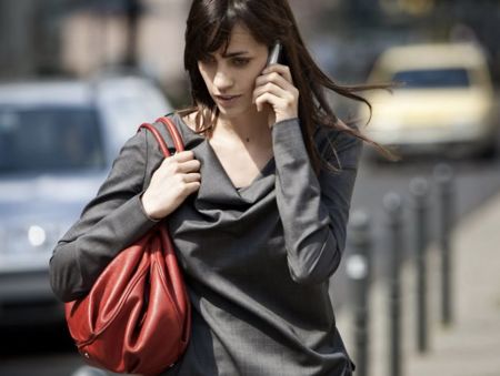 Nos pasamos 23 días al año pegados al teléfono