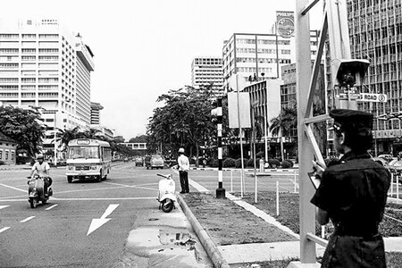 Agente De Trafico Comprobando La Licencia De Los Coches Que Entran En El Centro De Singapur