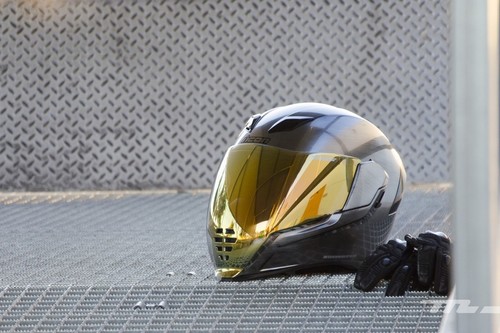 ¿Me pueden multar por usar un intercomunicador en moto?