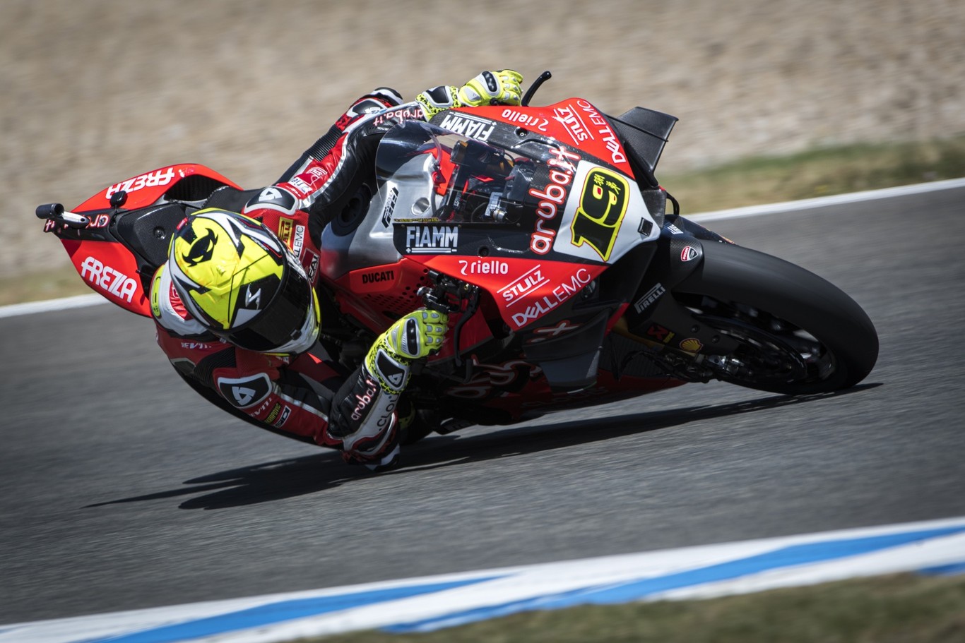 Álvaro Bautista consigue la duodécima victoria en Jerez y Jonathan Rea tira a Lowes en la última curva para ser tercero