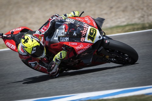 Álvaro Bautista consigue la duodécima victoria en Jerez y Jonathan Rea tira a Lowes en la última curva para ser tercero