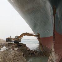 EEUU podría entrar en acción para reflotar el barco encallado en el canal de Suez. Mientras, las grúas egipcias se rompen