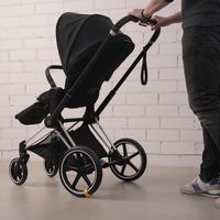 Inventan un accesorio para el cochecito que ayuda a dormir a los bebés: simula el traqueteo de los paseos