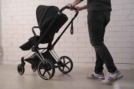 Inventan un accesorio para el cochecito que ayuda a dormir a los bebés: simula el traqueteo de los paseos