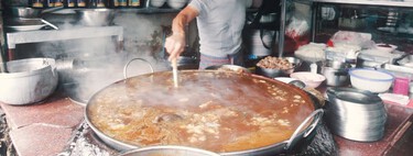 Este caldo na Tailândia está em cozimento lento há 52 anos ininterruptos — já são 3 gerações trabalhando incansavelmente 