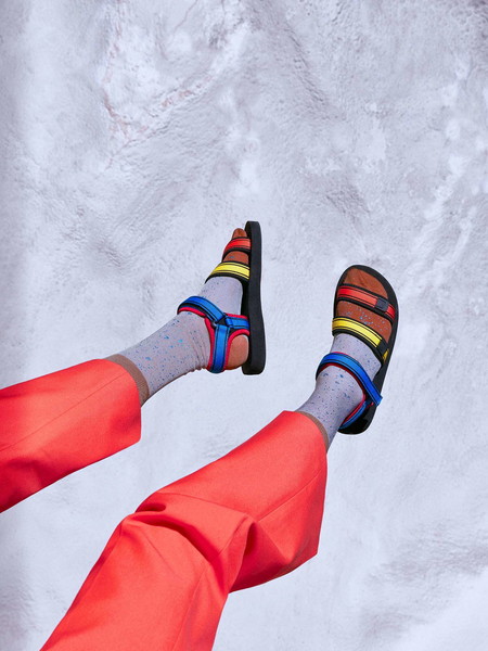 Happy Socks sabe que los calcetines lucen mejor con sandalias y así nos muestra su nueva colección